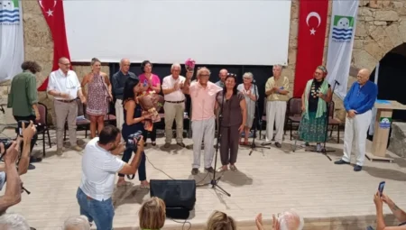 Foça’da Ataol Behramoğlu’nun Adı Yaşadığı Sokağa Verildi, Onur Gecesi Beşkapılar Kalesi’ni Doldurdu